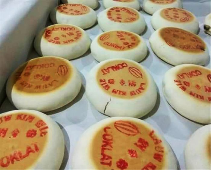 Kue Bulan Ny. Lauw Kim Wei yang sohor di Tangerang, yang memiliki beragam rasa: cokelat, cokelat keju, keju, duren, dan cempedak.