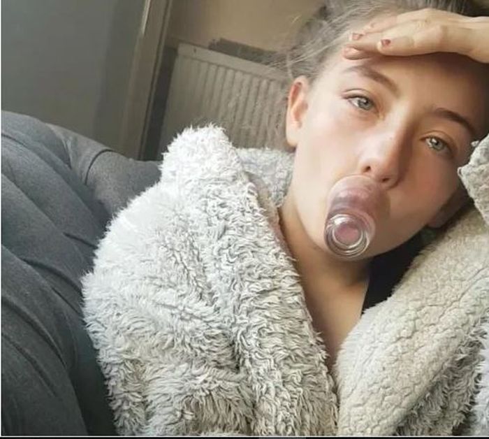 Lily Greenland memraktikkan tutorial di internet  