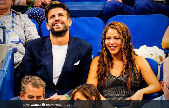 Bek FC Barcelona, Gerard Pique, bersama kekasihnya, Shakira.