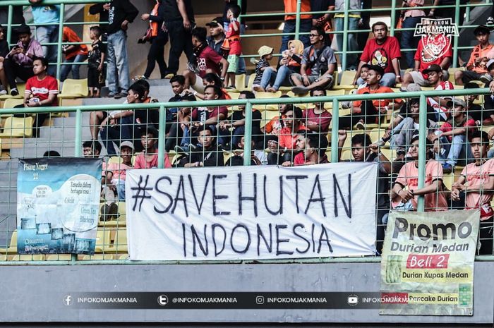 Banner-banner tak biasa dari The Jakmania pada laga Persija Jakarta Vs PSIS Semarang, di Stadion Patriot Chandrabhaga, Kota Bekasi, Minggu (15/9/2019).