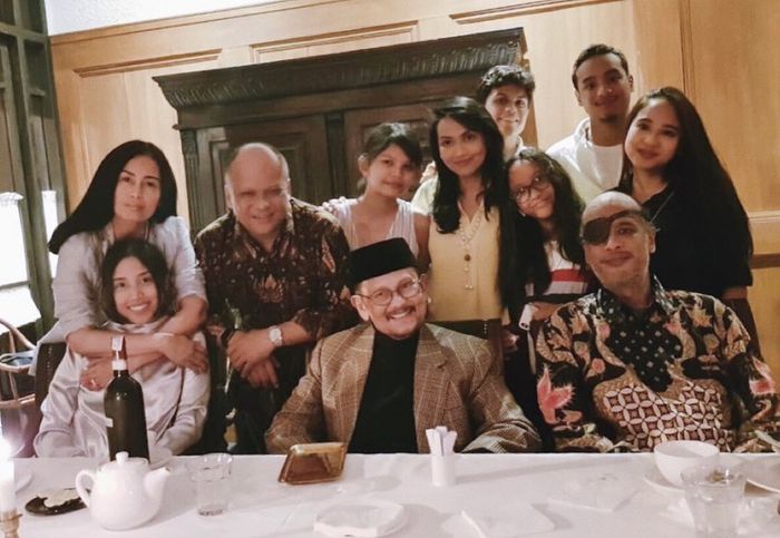 Almarhum BJ Habibie semasa hidup bersama anak, cucu dan menantu 
