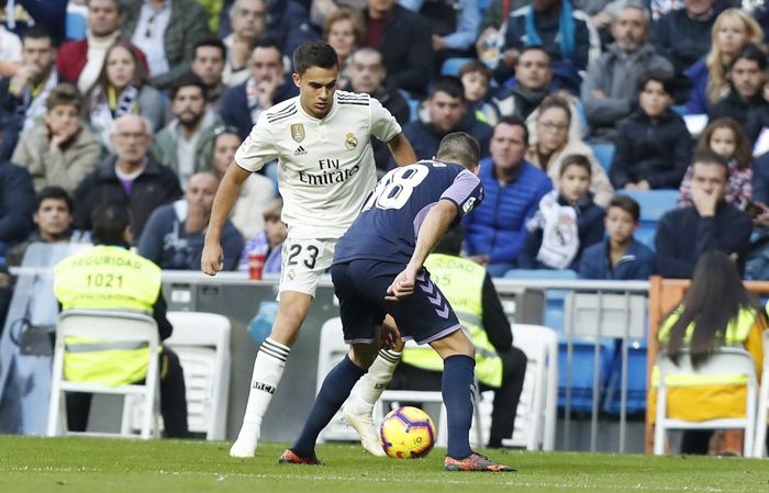 Bek muda Real Madrid, Sergio Reguilon, beraksi pada laga Liga Spanyol.