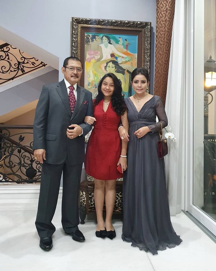Penampilan anak Mayangsari, Khiani Trihatmodjo dengan mini dress merah.