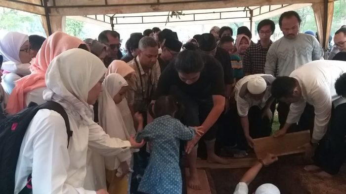 Puteri Donny Alamsyah, Noeh, saat dipantau Grid.ID di kawasan TPU Jeruk Purut, Jakarta Selatan, Selasa (17/9/2019).