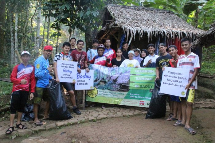 Anggota komunitas B2W yang berpartisipasi dalam Giat Bebersih Baduy.