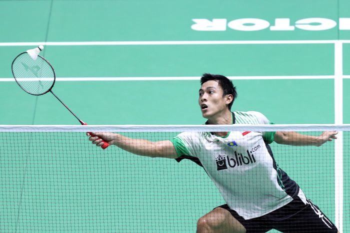 Aksi Shesar Hiren Rhustavito ketika menghadapi Jonatan Christie pada babak pertama China Open 2019 di Olympic Sports Center Xincheng Gymnasium, China, 17 September 2019.