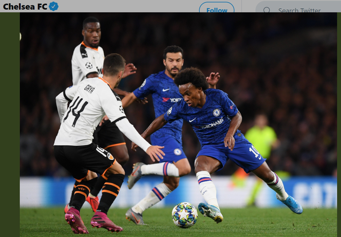 Duel pemain Chelsea, Willian, dengan Jose Luis Gaya (Valencia) pada matchday 1 Liga Champions, Selasa (17/9/2019) di Stamford Bridge.