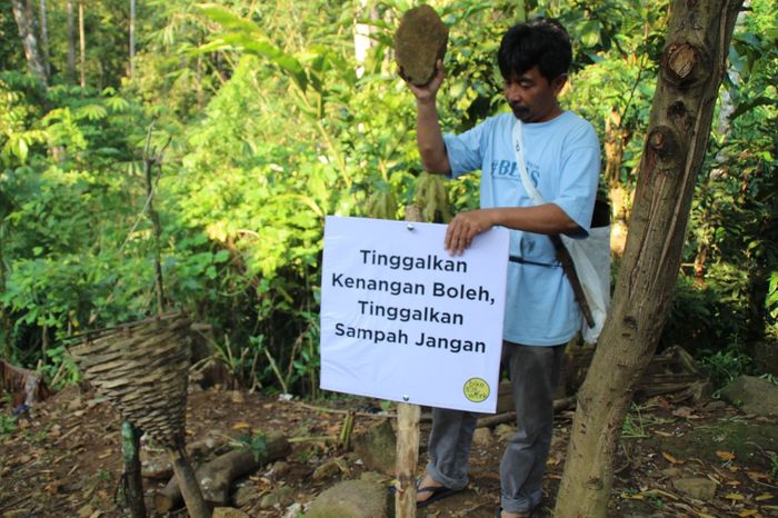 Papan pengumuman agar warga dan pengunjung Baduy membuang sampah pada tempatnya.