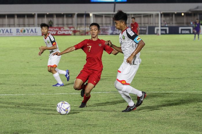 Pemain timnas U-16 Indonesia, Mochamad Faizal (tengah), berebut bola dengan pemain Brunei Darussalam pada matchday ketiga Kualifikasi Piala Asia U-16 2020 di Stadion Madya, Jakarta, Jumat (20/9/2019).