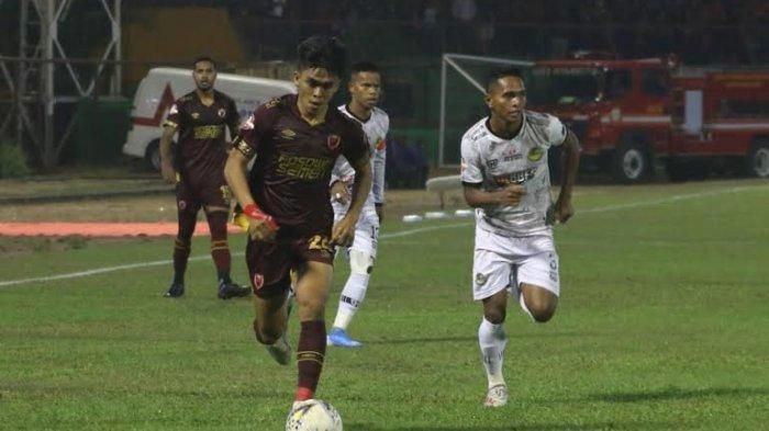 Winger muda PSM Makassar, Muhammad Rizky Eka Pratama saat menggiring bola pada laga pekan ke-19 Liga 1 2019 melawan PS Tira Persikabo, di Stadion Mattoanging Makassar, Kamis (19/9/2019). 