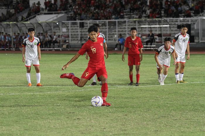 Eksekusi penalti Ahmad Athallah Araihan membawa timnas U-16 Indonesia unggul 1-0 atas Brunei Darussalam pada matchday ketiga Kualifikasi Piala Asia U-16 2020 di Stadion Madya, Jakarta, Jumat (20/9/2019).