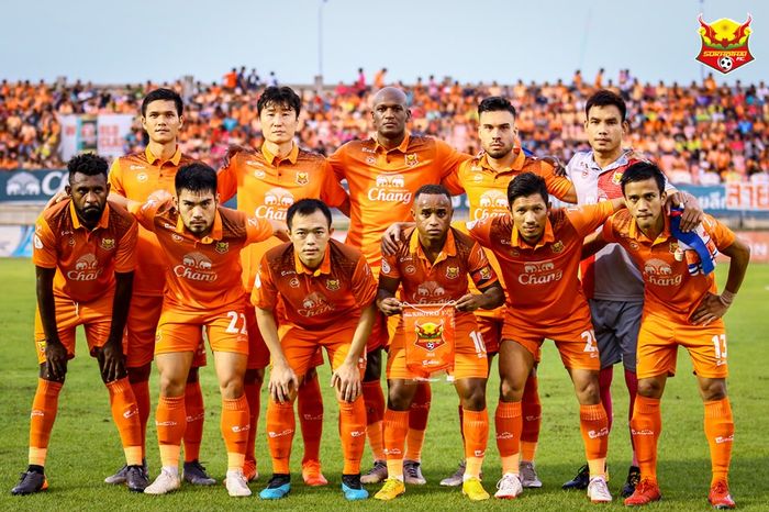 Bek Indonesia, Yanto Basna (depan paling kiri) bersama pemain Sukhothai FC jelang laga kontra Muangthong United pada pekan ke-27 Liga Thailand 1 2019 di Stadion Thalay Luang, 21 September 2019.