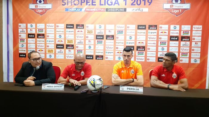 Caretaker pelatih dan pemain Persija Jakarta, Sudirman serta Alexandre Luiz Reame alias Xandao, di Bekasi, Minggu (22/9/2019).