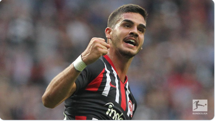 Striker Andre Silva mencetak gol bagi Eintracht Frankfurt saat menahan Borussia Dortmund 2-2 dalam lanjutan Bundesliga, Minggu (22/9/2019).