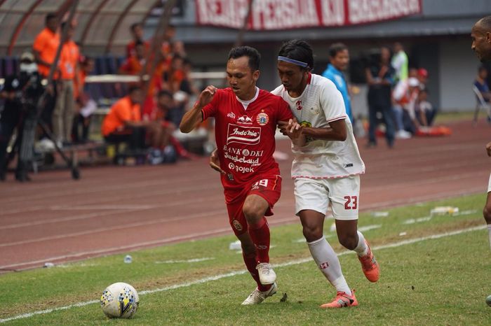 Gelandang Persija, Rachmad Hidayat (kiri) dikawal ketat pemain Barito Putera, Ady Setiawan pada laga pekan ke-20 Liga 1 2019 di Stadion Patriot, Kota Bekasi, 23 September 2019.