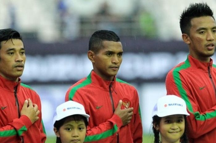 Beni Wahyudi (kiri), Abduh Lestaluhu (tengah), dan Bayu Pradana (kanan) saat menyanyikan lagu kebangsaan Indonesia Raya pada laga pembuka Piala AFF 2016 kontra Thailand di Stadion Philippine Sports Stadium, Bocaue, Sabtu (19/11/2016).