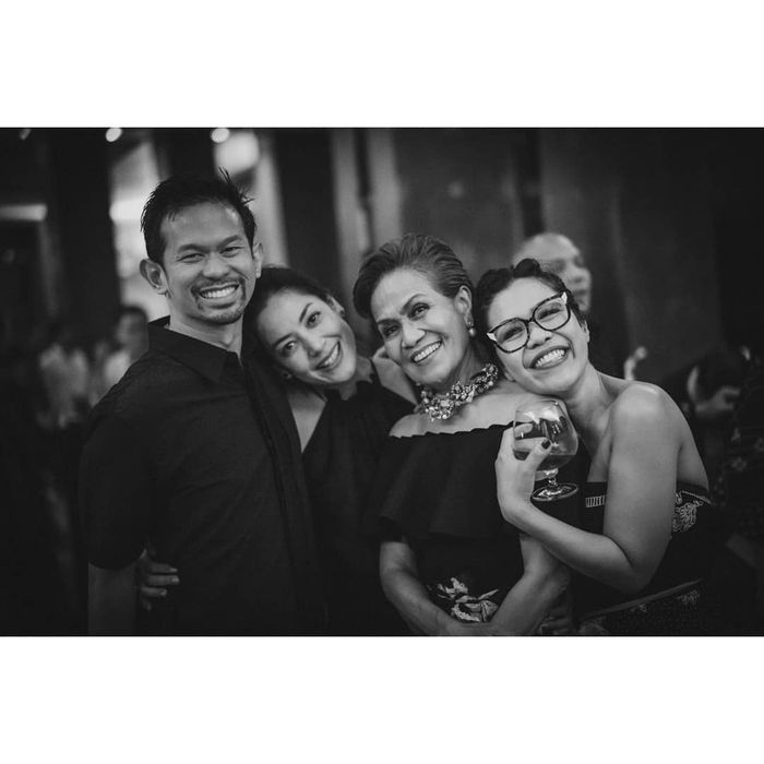 Lulu Tobing peluk mesra sang suami
