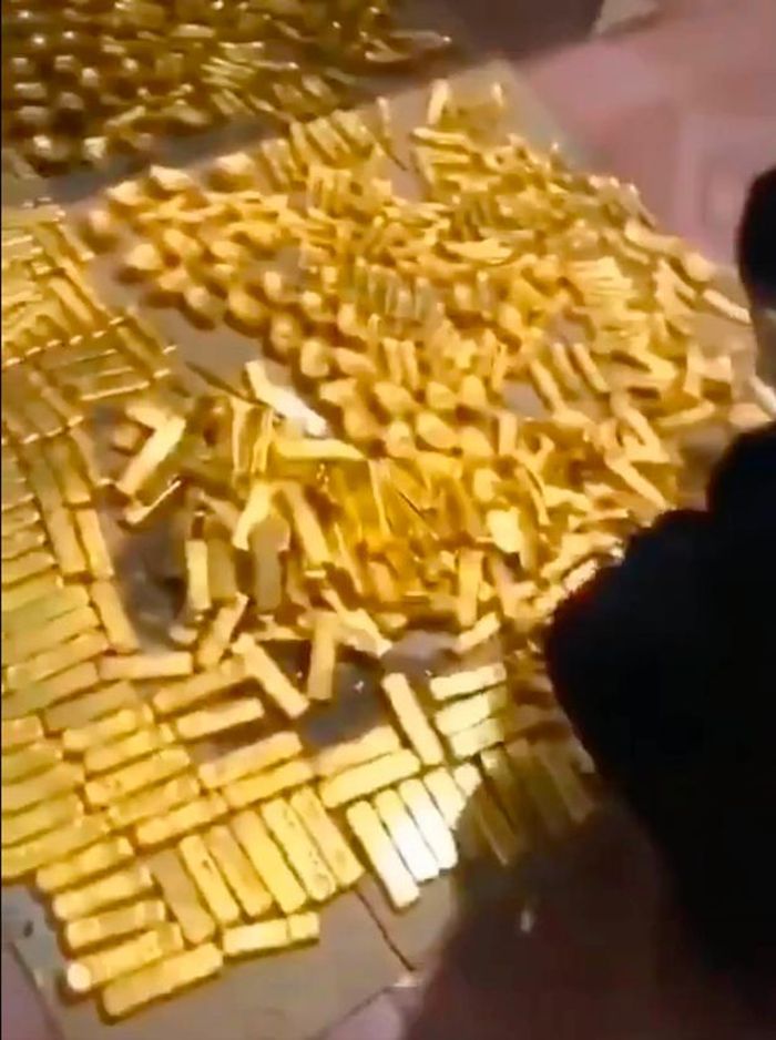 Emas batangan yang ditemukan di rumah Zhang Qi
