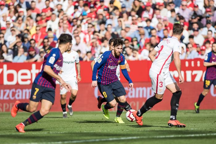 Kapten Barcelona, Lionel Messi (tengah), bersama Philippe Coutinho pada laga melawan Sevilla di LaLiga musim lalu.