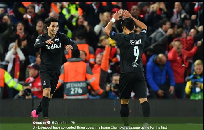 Pemain Red Bull Salzburg, Hwang Hee-chan dan Takumi Minamino, merayakan gol ke gawang Liverpool dalam laga Liga Champions di Anfield, 2 Oktober 2019.