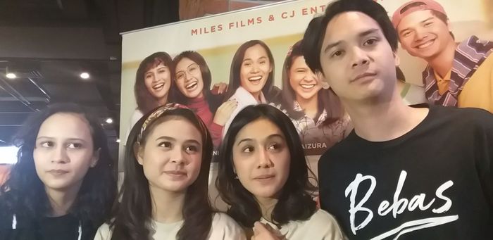 Baskara Mahendra bersama pemain film Bebas saat ditemui Grid.ID di kawasan FX Sudirman, Jakarta Pusat, Rabu (2/10/2019).