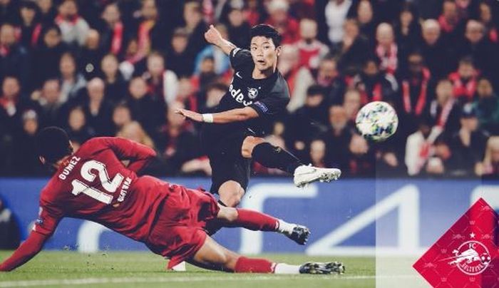 Pemain Salzburg, Hwang Hee-Chan (kanan), mencetak gol ke gawang Liverpool dalam laga Grup E Liga Champions di Stadion Anfield, Rabu (2/10/2019).