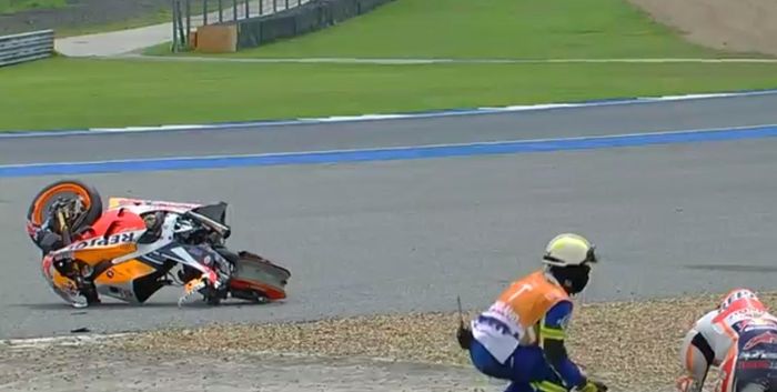 Kerusakan besar di motor RC213V milik rider Repsol Honda, Marc Marquez, setelah terjatuh di sesi FP1 MotoGP Thailand 2019, Jumat (4/10/2019).