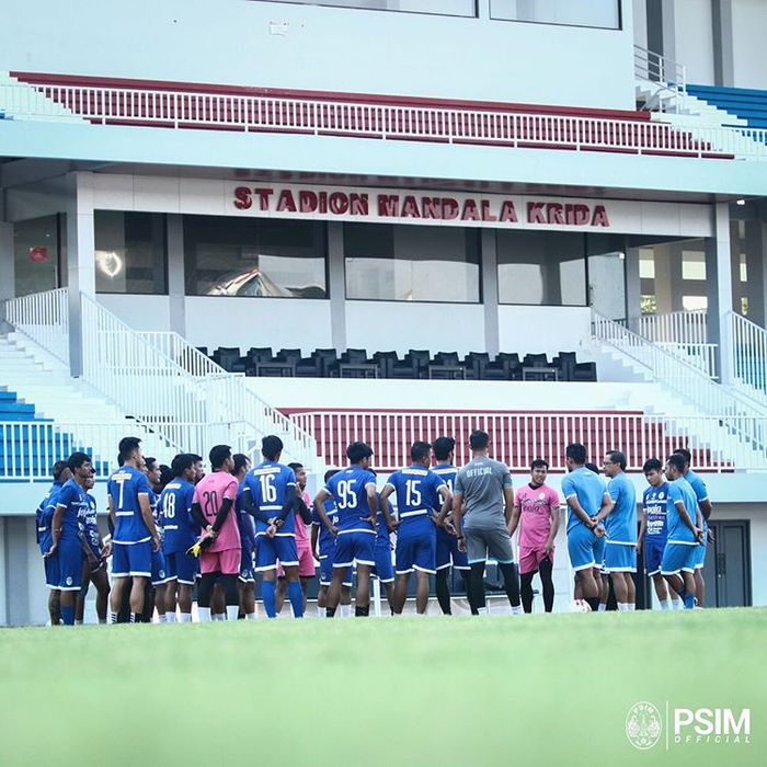 Skuat PSIM Yogyakarta mendapatkan arahan dari pelatih Aji Santoso saat latihan persiapan pertandingan Liga 2 2019.