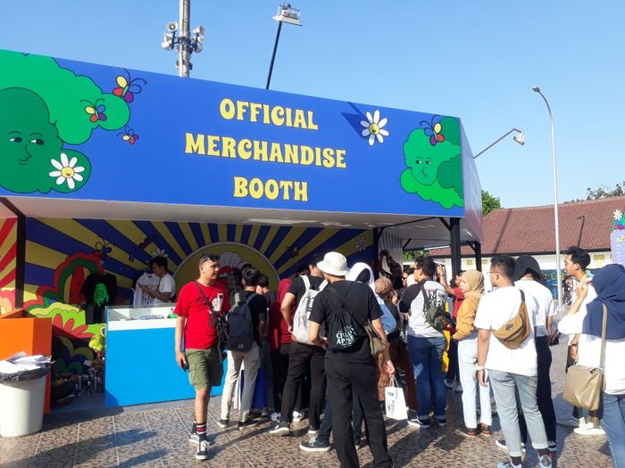 Official merchandise booth yang ada di area Synchronize Fest 2019. Booth ini menjadi salah satu lokasi paling ramai yang dikunjungi penonton.