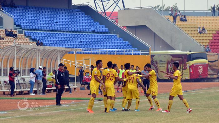 Pemain Sriwijaya FC merayakan gol yang dicetak ke gawang PSPS Riau pada gelaran Liga 2 2019 di Stadion Gelora Sriwijaya, Jakabaring, Palembang, pada 16 September 2019.