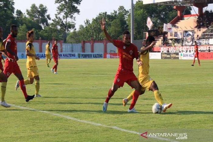 Pemain Kalteng Putra, Yan Pieter Kornelis Nasadit, berduel dengan pemain Barito Putera, Ferdianyah, di Stadion Tuah Pahoe, Palangkaraya, Sabtu (5/10/2019).