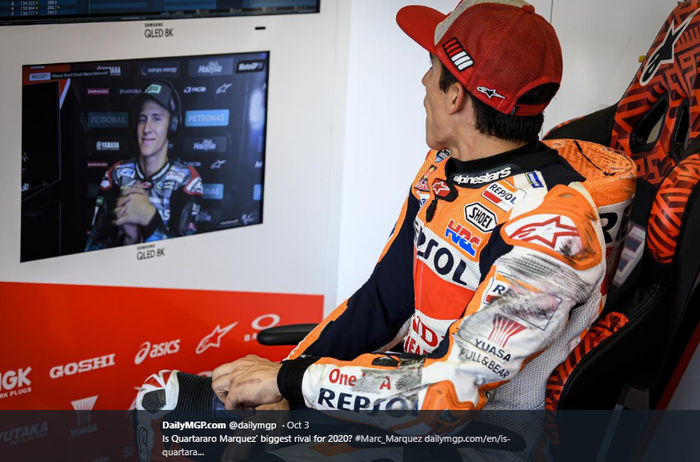 Marc Marquez (kanan) dan Fabio Quartararo (kiri) menunjukkan rivalitas sengit dalam balapan MotoGP Thailand 2019 di Sirkuit Internasional Buriram, 6 Oktober 2019.