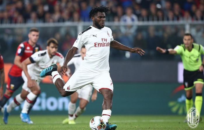 Aksi pemain AC Milan, Franck Kessie ketika hendak melakukan tendangan penalti ke gawang Genoa di Stadion Luigi Ferraris pada laga pekan ke-7 Liga Italia, Minggu (6/10/2019) dini hari WIB.