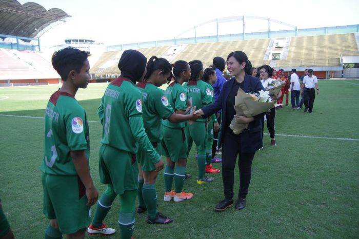 Sekjen PSSI, Ratu Tisha, bersalaman dengan para pemain PSS Sleman.