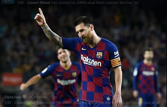 Lionel Messi merayakan gol untuk Barcelona.