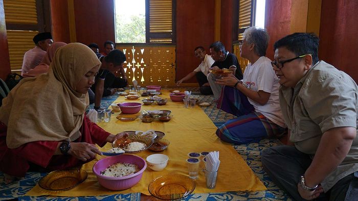 Pengalaman kuliner mencecapi resep khas makanan bangsawan Melayu Pulau Penyengat dengan mengikuti tur interpretasi menjadi santa istimewa karena kisah dari kuliner tersebut lengkap dengan asal bumbu, bahan baku, tata penyajian dan filosofinya. Terutama akibat penggunaan bumbu dan rempah, kita dapat melihat separuh dunia dalam menu masakan Melayu Pulau Penyengat. 