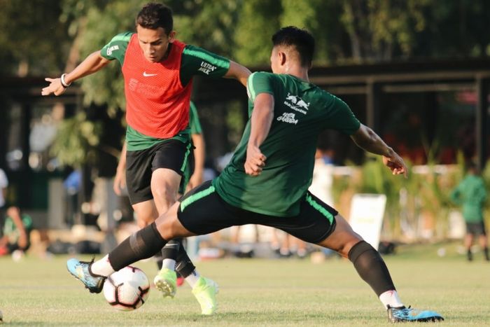 Egy Maulana Vikri (rompi oranye) dalam latihan timnas U-23 Indonesia di Jakarta, Senin (7/10/2019).