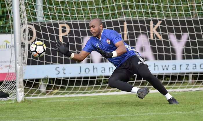 Kiper timnas Uni Emirat Arab (UEA),  Khalid Essa.