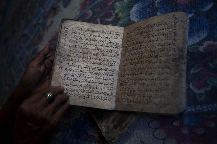 Naskah kuna yang disimpan oleh salah satu anggota Dewan Empu Desa, Empu Halim. Isinya berkaitan dengan penetapan hari baik pembuatan keris dan doa-doa penyucian.