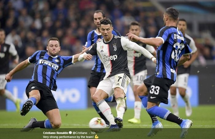 Cristiano Ronaldo dikepung dua pemain Inter Milan, Stefan de Vrij dan Danilo D'Ambrosio, dalam laga pekan ketujuh Liga Italia di Stadion Giuseppe Meazza, Minggu (6/10/2019).