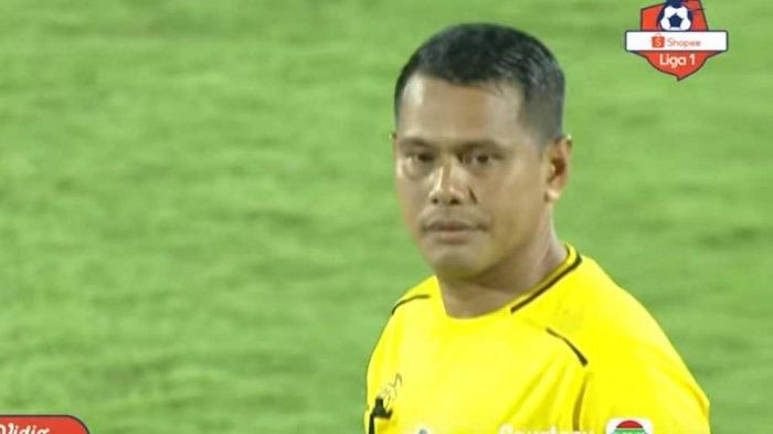 Wasit Faulur Rosy yang memimpin jalannya pertandingan Madura United vs Persib Bandung pada pekan ke-22 Liga 1 2019 di Stadion Gelora Bangkalan, Madura, Sabtu (5/10/2019).