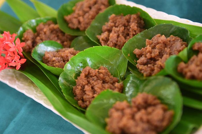 Kue Anta Kesuma, kuliner manis kudapan khas Melayu yang hanya dibuat pada masa hari raya atau pesta pernikahan. Kue ini berbahan dasar kentang, telur, gula dan santan. 
