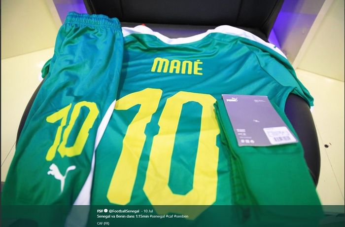 Jersey timnas Senegal dengan nomor punggung 10 untuk penyerang Liverpool FC, Sadio Mane.