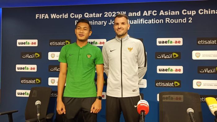 Bek dan pelatih timnas Indonesia, Hansamu Yama dan Simon McMenemy.