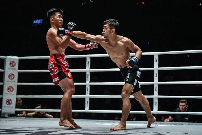 Atlet ONE Championship asal Jepang, Yuya Wakamatsu (kanan).