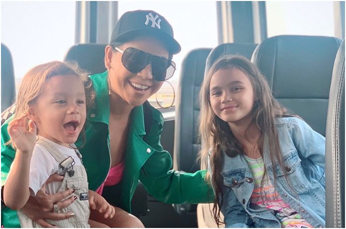 Melaney Ricardo bersama kedua anaknya