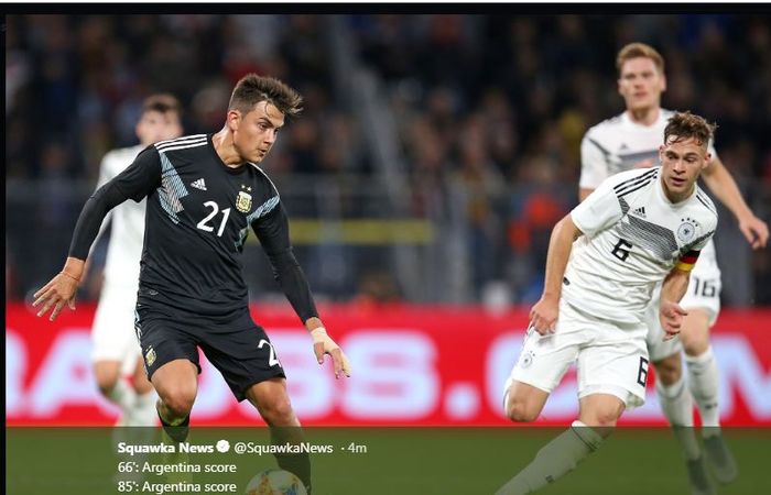 Paulo Dybala (kiri) beraksi dalam laga uji coba timnas Jerman vs Argentina.