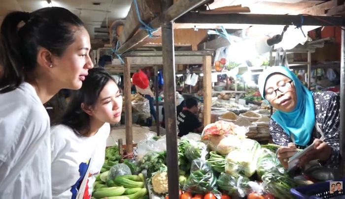 Paula Verhoeven ketika belanja sayuran di pasar tradisional.