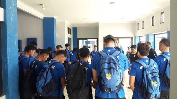 Skuat Persib Bandung doa bersama sebelum bertolak ke Bali, Selasa (15/10/2019).