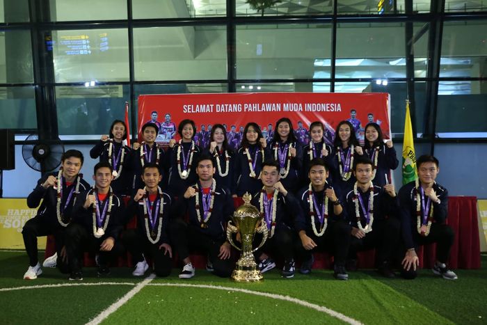 Anggota tim junior Indonesia berpose setelah menjadi kampiun Kejuaraan Dunia Junior 2019. Delapan pemain di antaranya akan memperkuat tim putra dan tim putri Indonesia pada Kejuaraan Beregu Asia 2022.